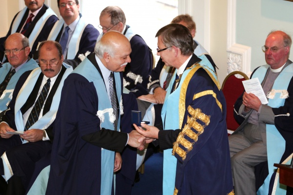 Prof Davinder Sandhu receives Bruce Medal from RCSEd President Mr Ian Ritchie